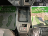 指先だけで簡単に操作が可能な電動パーキングブレーキを搭載。また、渋滞時や駐車券を取るシーンなどで便利なオートブレーキホールド機能も搭載しています。