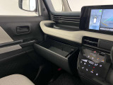 【グローブボックス】収納スペースも充実しております。
