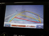 車庫入れや縦列駐車などの際に、後退操作の参考になるガイドラインをモニター画面に表示します。