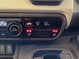 【シートヒーター(運転席・助手席)】シートを素早く温め、冬場でも快適にお使いいただけます。