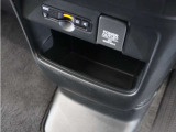 ◆センターロアボックス◆インパネ中央の下部には、ごみ箱としても使用する事ができるセンターロアボックスを装備しております。