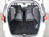 ◆シートアレンジ◆サードシートは跳ね上げ式。使用しない場合は荷室の拡大ができます。さらに広々なラゲージスペースの出来上がりです!