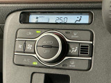 【オートエアコン】AUTOボタンを押してお好みの温度を設定!快適な室温でドライブをお楽しみいただけます♪