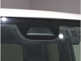 ホンダセンシング機能を支えているフロントカメラ(ドライブレコーダーではございません)!道路状況等を検知してドライバーの安全運転をサポート!※能力には限界があります
