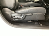 【前席】運転席にはシート高を調整できるハイトアジャスターが装備され、幅広いシートポジションの設定が可能になっております♪