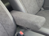 運転席にはアームレスト付きです♪