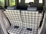 後席を倒さなくても、ゆとりある荷室。