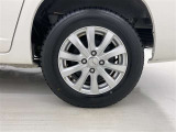アルミホイールが車の雰囲気を引き立てますね!