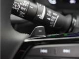 ◆減速セレクター装備◆ステアリングホイールの左右に取り付けられた2つのパドルスイッチで減速の強さを調整。 左側の「-」を操作すると減速を強く、右側の「+」を操作すると減速を弱くすることができます。