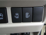 運転席から左右のスライドドアを電動で開閉できるスイッチを備えています。狭い駐車場での乗り降りや雨天時の送迎など、荷物やお子様を抱えている際にもスムーズな乗降をサポートしてくれる実用的な仕様です。