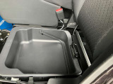 助手席シート下にはバッケットタイプの小物入れがあります。シューズや洗車道具など収納できます。