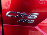 【AWD】前輪と後輪すべてに駆動力を配分し、悪路や滑りやすい路面でも安定した走行を可能にするシステムです。