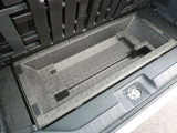 内張り、カーペットに目立つ傷はありません