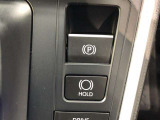HOLD機能付きの電動パーキングブレーキ。HOLD機能を使用すると、信号待ちなどでフットブレーキから足を放しても、車は動かずそのまま停車してくれます。ドライブなど足が疲れた時には便利な機能です。