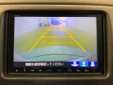 リバースギアに入れるだけで後方の表示へ切り替わります。夜間や雨の日の駐車も楽になりますよ。