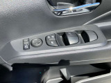 パワーウィンドウのスイッチになります。オートは運転席側のみになります。