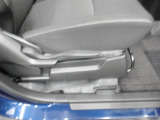 運転席にはドライバーの体型や好みに応じて前後方向だけでなく、高さの調整ができるシートリフターを装備!