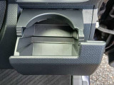 カップホルダー。飲み物を置くのに便利です。運転席側ですが助手席側にも装備しています!