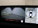 車両を上から見たような映像をナビ画面に表示するパノラミックビューモニター(床下透過表示機能付)搭載。運転席からの目視だけでは見にくい、車両周辺の状況をリアルタイムで確認できます。