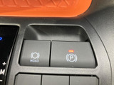 運転席まわりにブレーキホールドと電動パーキングブレーキのスイッチを配置。アイコンと表示で役割を見分けやすく、停車時に使う機能へ手が届きやすいレイアウトです。