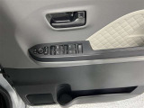運転席のドアポケットもペットボトルなど収納可能です