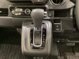 CVT車のセレクトレバーです。低速から高速まで、変速ショックのないスムーズな走りと、エンジン効率のよい領域を維持して燃費にも貢献します。サイドブレーキはスイッチ操作の電子制御パーキングブレーキです。