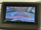 リバースギアに入れるだけで後方の表示へ切り替わります。夜間や雨の日の駐車も楽になりますよ。