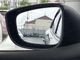 サイドミラーには斜め後ろから車が接近していることを知らせてくれる機能付き!