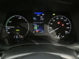 とっても見やすいメーターです。夜間時はラグジュアリーな気分にさせてくれる照明が魅力ですので、夜のドライブも楽しみになりますよ♪