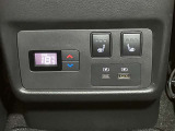 【エアコン】乗員に合わせて温度設定ができるエアコン独立温度調整機能を運転席、助手席、後席に装備!