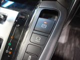 「HOLD」スイッチを押し、システムONの状態にしておくことで、渋滞や信号待ちなどでブレーキを踏んで停車した時にブレーキを保持。アクセルを踏むと解除されます。