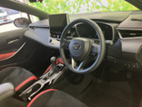 運転席まわりは、前方の視界を確保しやすい開放的なレイアウトです。シートには赤と黒の配色が施され、乗り込むたびにスポーティな雰囲気を感じられます。