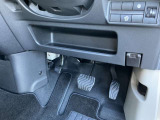 駐車ブレーキは足踏み式です