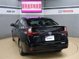 ハッチバックなので、バックドアは上に開きます♪大きな荷物の出し入れがしやすくなります。便利ですよ♪