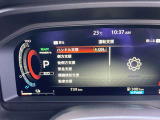 エマージェンシーブレーキは前方の車両や歩行者との衝突回避をサポートします。車両や歩行者と衝突の恐れがある時に警報とブレーキにより、運転者の衝突回避操作を支援します。