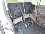リアシートの座面をはねあげれば、横倒し出来ない背の高い荷物も載せられます。多彩なシートアレンジ!