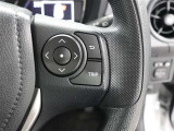 ステアリングスイッチ付き。手を離さずにさまざまな操作が可能です。