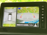 車両周囲を複数の視点から画面で確認でき、駐車時の周辺状況把握をサポートします。ガイド表示も備わり、後退時の確認に役立つ装備です。