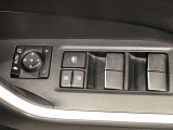 パワーウィンドのスイッチです。運転席に座りながら、助手席や後席の窓を開け閉めできるので大変便利ですよ。