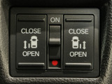 【両側パワースライドドア】両側がパワースライドドアになっており、運転席のスイッチやスマートキーでも開閉が可能です!開口部も広いので乗り降りも楽々♪