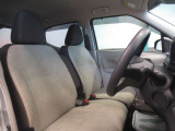 シンプルなアイボリーの内装色がおしゃれな、開放感のある運転席です♪もちろんルームクリーニング済みです!