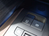「HOLD」スイッチを押し、システムONの状態にしておくことで、渋滞や信号待ちなどでブレーキを踏んで停車した時にブレーキを保持。アクセルを踏むと解除されます。