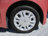 日産純正のホイールキャップが装着されてます。