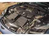 心臓部には出力4.0リッターのV8ツインターボチャージV8エンジンが脈動し、アストンマーティンの五感を揺さぶるエギゾーストサウンドをお楽しみください。