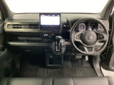 車内は光触媒抗菌消臭施工済です。スタイリッシュなデザインでスポーティなインパネ周りを演出します。グローブボックスやカップホルダーのほかにトレーなどたくさんの収納スペースが付いています。