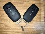 【スマートキー】 スマートキーを携帯していれば、ドアハンドルのボタンを押してロックの解除ができ、パワースライドドア(左側)もワンタッチで開閉できます。