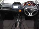 ドライバーを包み込むように、ディスプレーやスイッチ・コンソールを配置。座った瞬間から運転への期待が。空間そのものの心地よさにこだわっています。