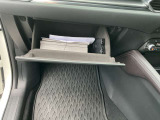 シンプルなグローブボックス。車検証などを収納しておくことが出来ます。