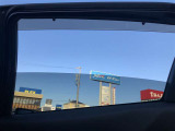 後部座席はプライバシーガラスになっています。車外から見えにくくなっていて、プライバシーが守られます。