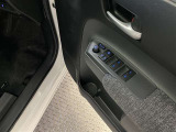 運転席側のフロントドアに全ドアのパワーウィンドウ開閉スイッチとウィンドウロックスイッチとドアロックスイッチと電動格納式ドアミラーの操作スイッチが有るので手元でミラー調整ができるので便利です。